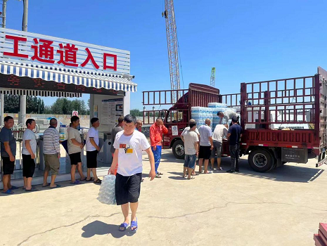 炎炎夏日送清凉 丝丝关怀沁人心