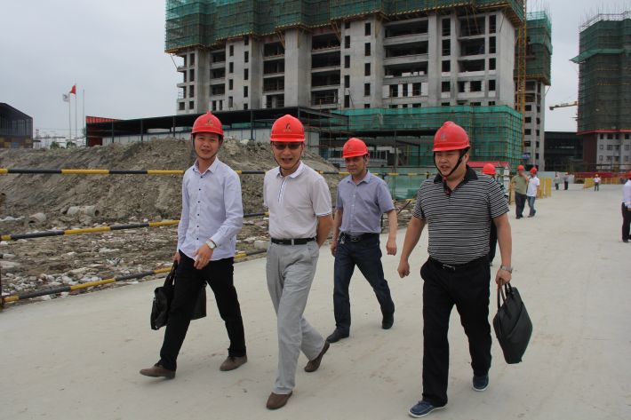 时任浙江省地勘局副局长严宗保视察上海工地
