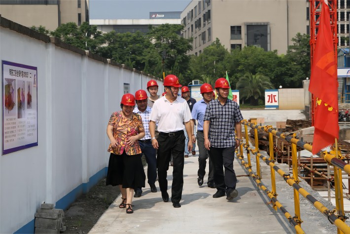时任浙江省总工会副主席李锦平到滨江基地高温慰问