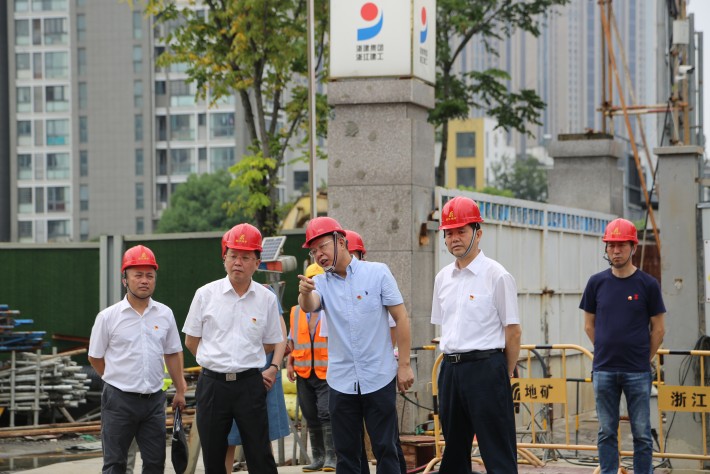 时任浙江省党史学习教育第十五巡回指导组组长、台州市人大常委会副主任潘建华，副组长、省司法厅二级巡视员李晓萍一行，在省地质勘查局党委书记、局长、局党史学习教育领导小组组长张金根陪同下，检查指导党史学习教育工作