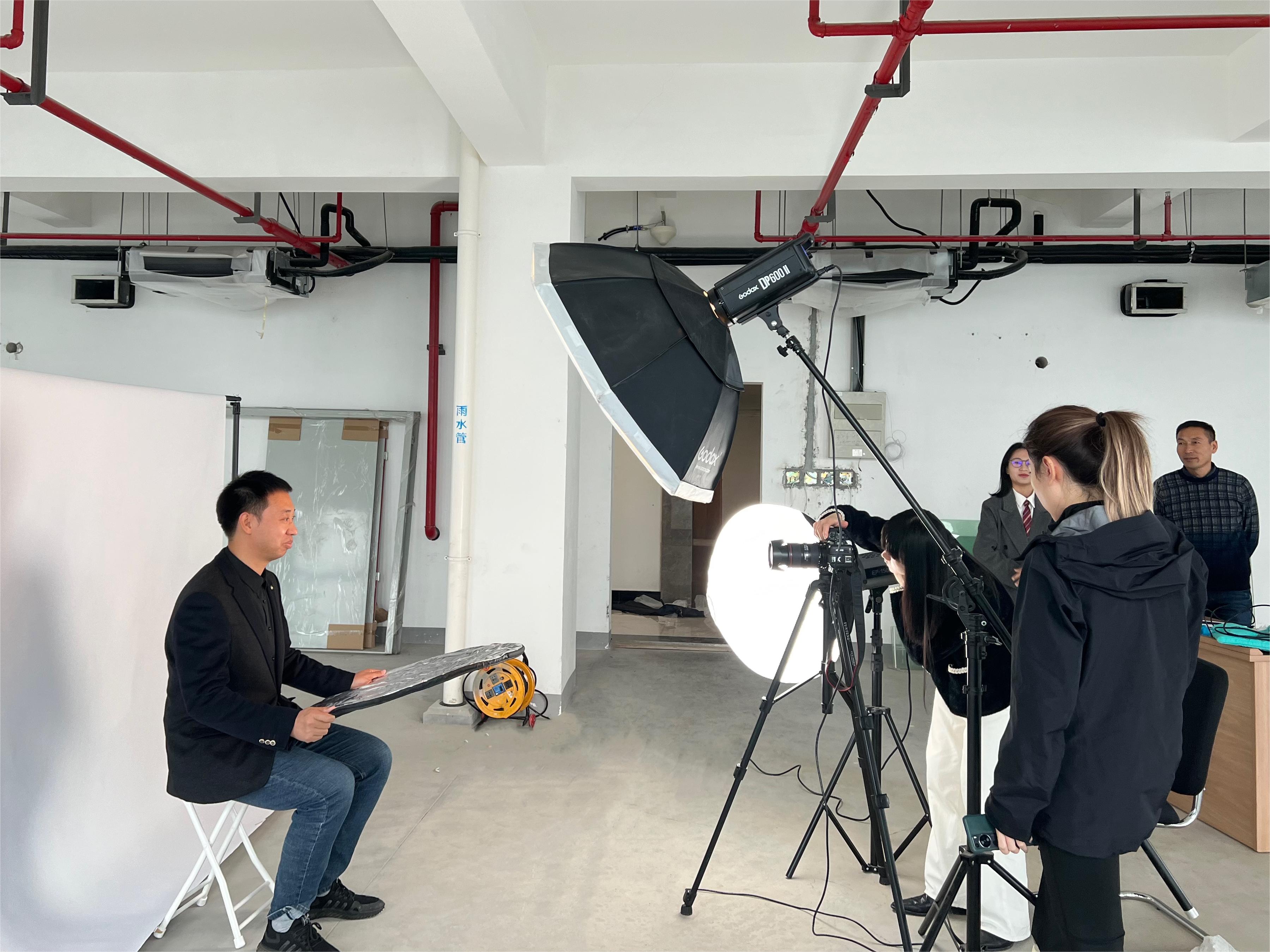 风华“证”茂，闪耀青春│公司团委组织开展证件照拍摄志愿服务活动