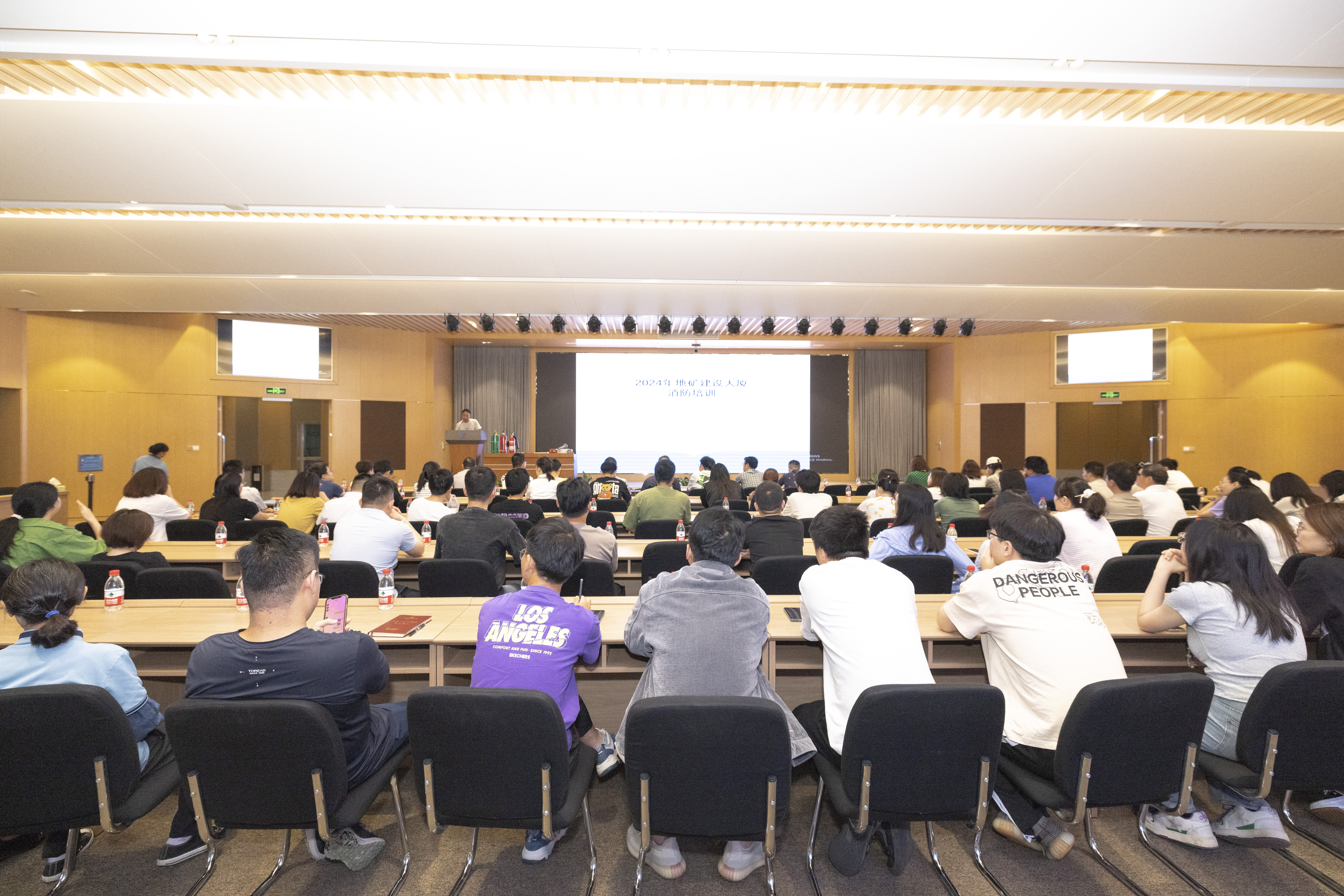 公司开展消防安全知识培训和消防应急疏散演练