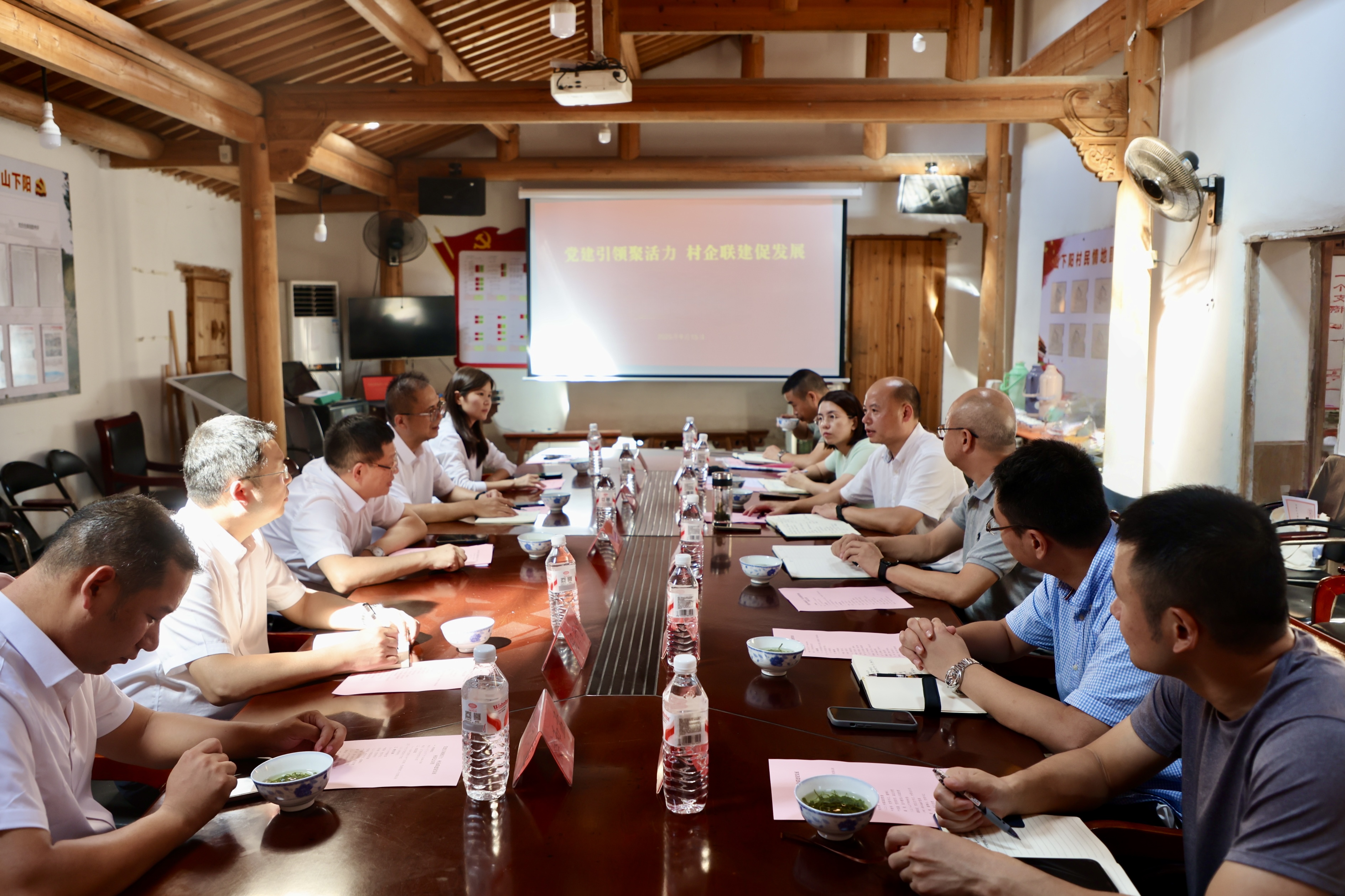 党建引领聚活力，村企联建促发展