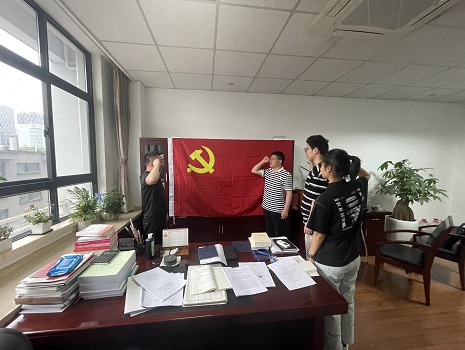开展过集体政治生日+重温入党誓词.jpg
