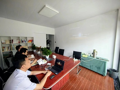 观看廉政教育警示片.jpg