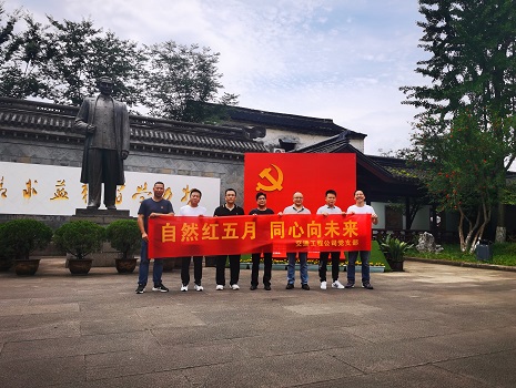 在周恩来铜像前留影.jpg