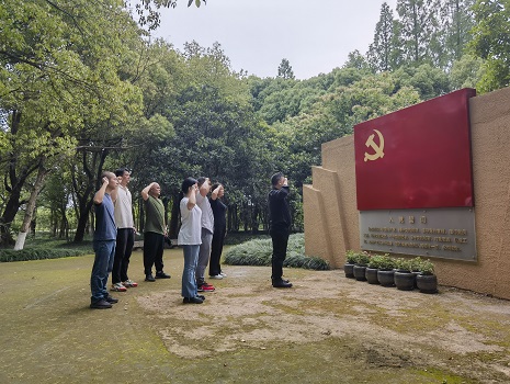 支部党员重温入党誓词.jpg